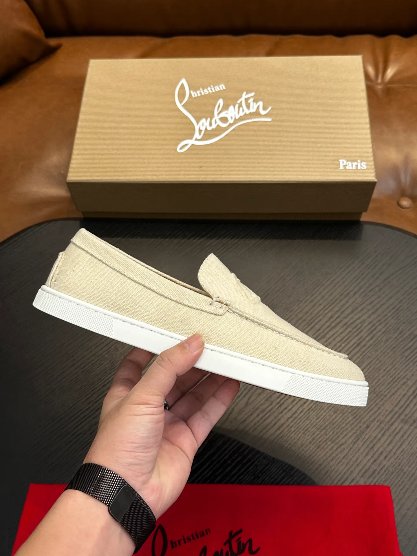 P760💰Christian Louboutin (red-soled shoes) Italian men’s casual sneakers are shipped! Each pair of shoes from this Italian handmade shoe brand has a simple and classic design, which is very comfortable and versatile! The upper fabric of this shoe is made of imported cowhide, with high-end and comfortable cowhide lining! The outsole is made of original rubber bottom sheets and is lined with cowhide! Brand-specific molded footbed, exclusive private mold control! Original box packaging, with shoe storage bag! 39 40 41 42 43 44 (38 45 46 customized)